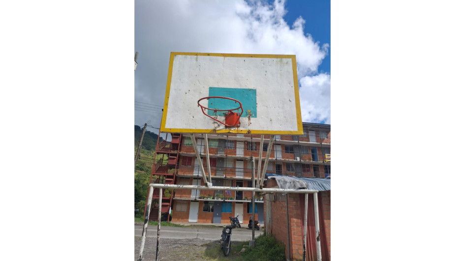 El estado de los aros de la cancha de baloncesto.