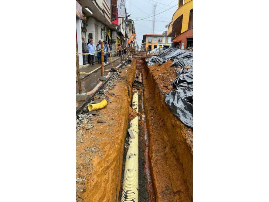 Cambio de redes de alcantarillado, entre las carreras 10 y 11. 