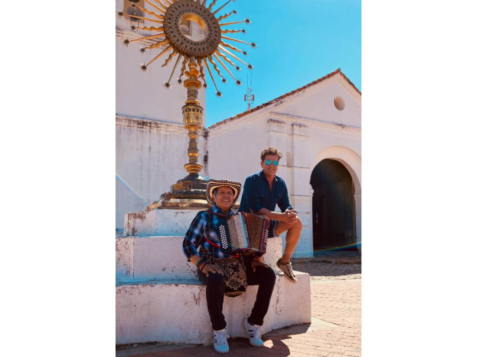 Fotografía cedida por Nevarez Communications del cantante colombiano Carlos Vives (derecha) junto al acordeonista Egidio Cuadrado, durante el rodaje del documental 'Regreso a Escalona'.