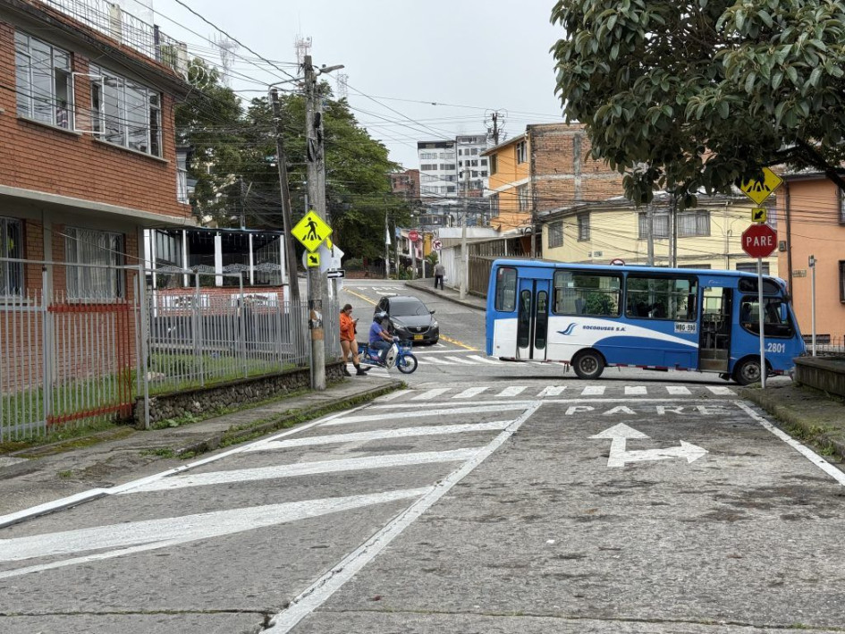 La nueva señalización en Chipre incluye pasos peatonales, sentidos únicos y señal vertical reglamentaria.