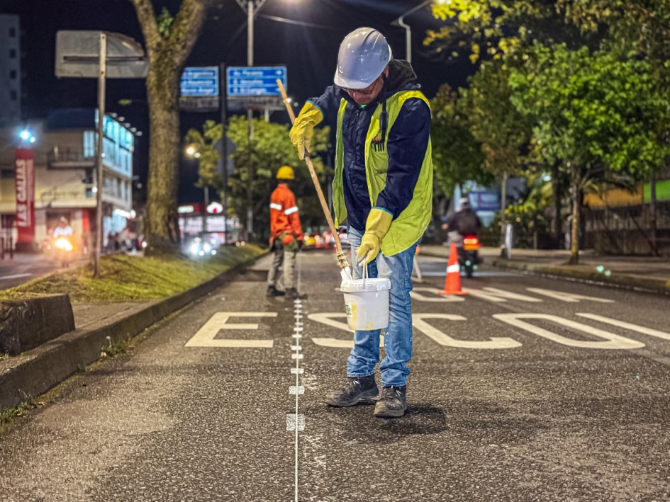 Así se ven las obras en la ciclobanda de Manizales, que no recibía pintura oficialmente desde el 2022. Se pintarían 7 mil 732 metros lineales.