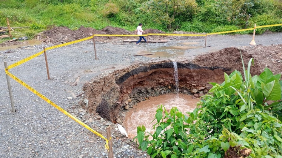  La vía La Ceiba - Quinchía colapsó completamente y actualmente no hay paso ni siquiera para motocicletas.
