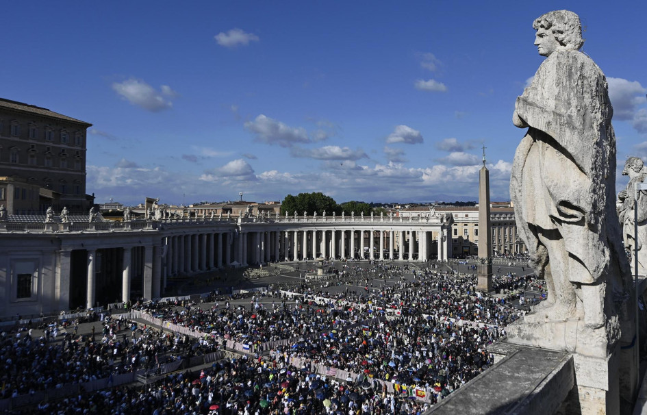 Una vista de una concurrida Plaza de San Pedro en el segundo día del cónclave, en la Ciudad del Vaticano, el 8 de mayo de 2025.