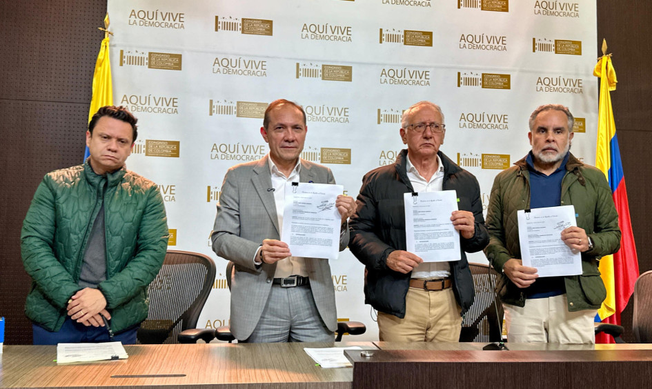 De izquierda a derecha: Diego Alejandro González, secretario del Senado; Antonio Sanguino, ministro del Interior; Guillermo Alfonso Jaramillo, ministro de Salud, y Armando Benedetti, ministro del Interior, en la presentación al Congreso de la nueva propuesta de consulta popular.