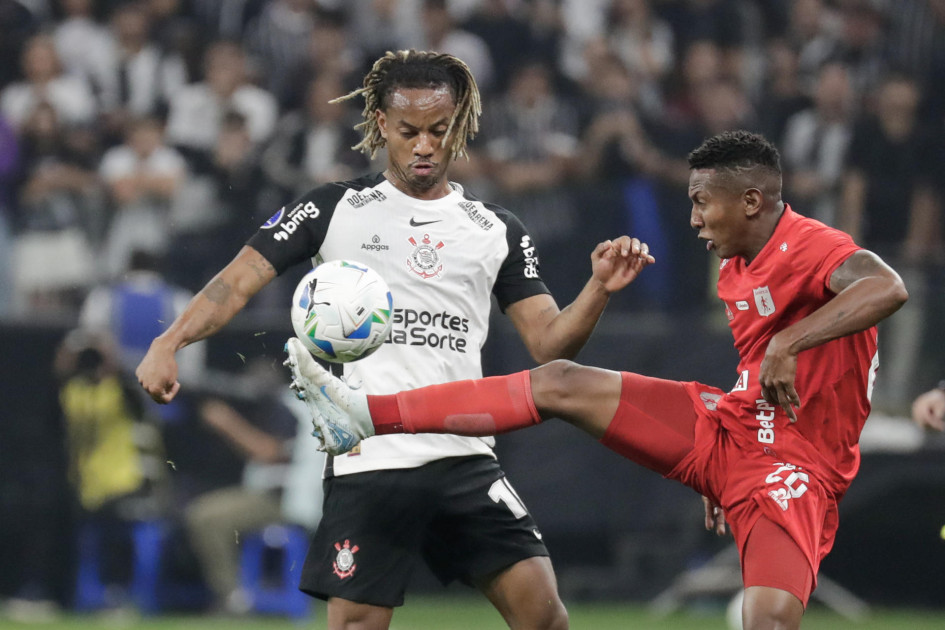 André Carrillo (izq.), de Corinthians, disputa un balón con Esneyder Mena, del América, en el partido que empataron 1-1 en Brasil por la Copa Sudamericana.