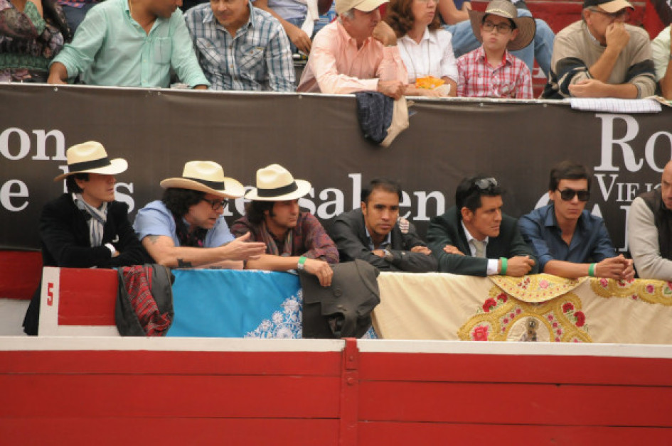 Andrés Calamaro, segundo de izquierda a derecha, conversó sobre las faenas. Se disfrutó la tarde en la Plaza de Toros de Manizales.