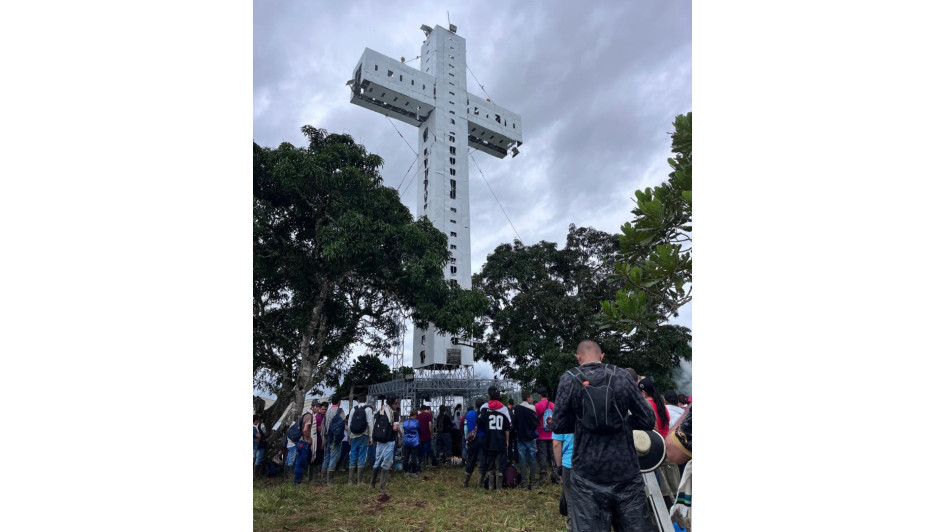 Decenas de fieles católicos de Puerto Venus, Nariño y Pueblo Nuevo peregrinaron hasta el monumento a la Cruz en el cerro La Iguana, en el corregimiento antioqueño.
