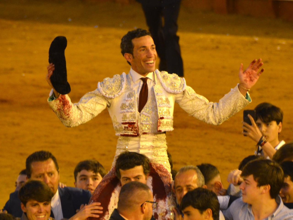 David de Miranda, a hombros, rumbo a la Puerta del Príncipe.