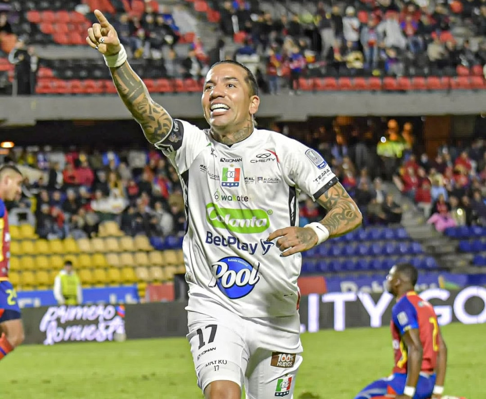 El goleador Dayro Moreno celebra el gol que le marcó este domingo al Deportivo Pasto, el 1-1 parcial en la derrota 2-1 del Once Caldas. El delantero llegó a 361 en su carrera.