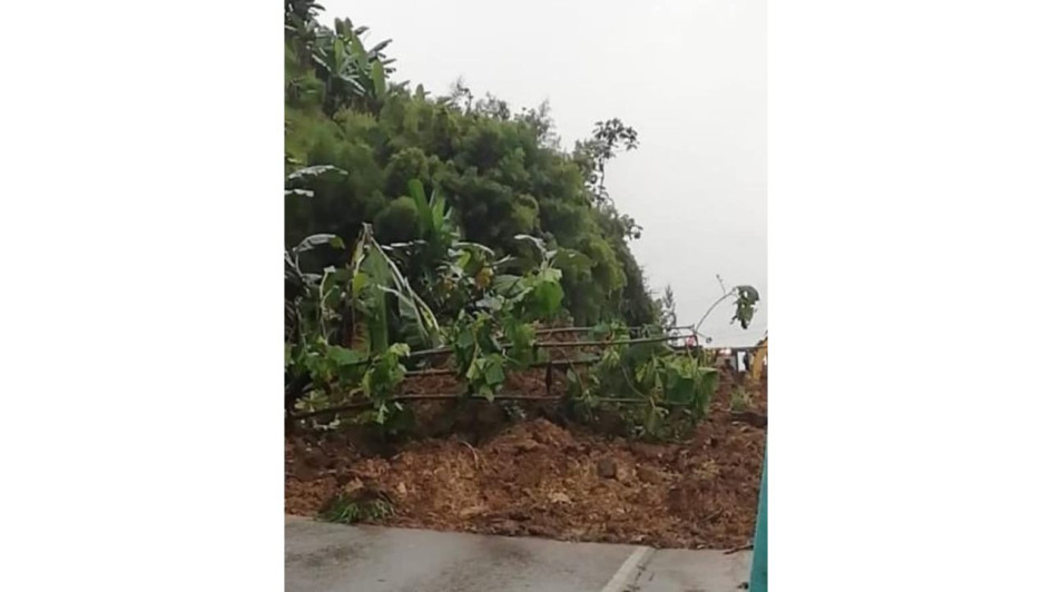 Máquina amarilla atiende varios derrumbes que se registran en distintos puntos de Chinchiná.