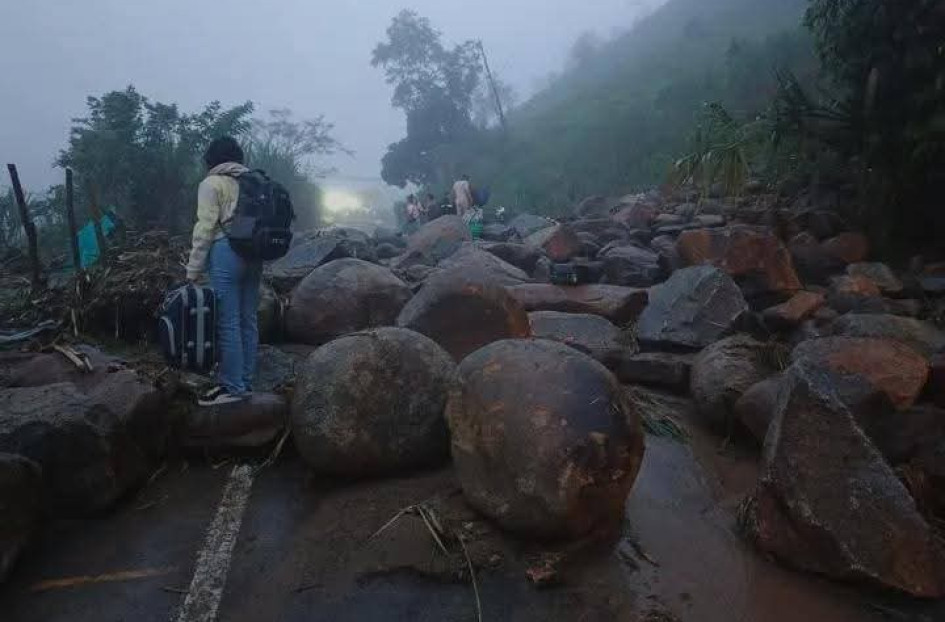La vía Supía - La Felisa quedó cerrada por un derrumbe ocasionado por las fuertes lluvias reportadas en la madrugada de este viernes en Caldas.