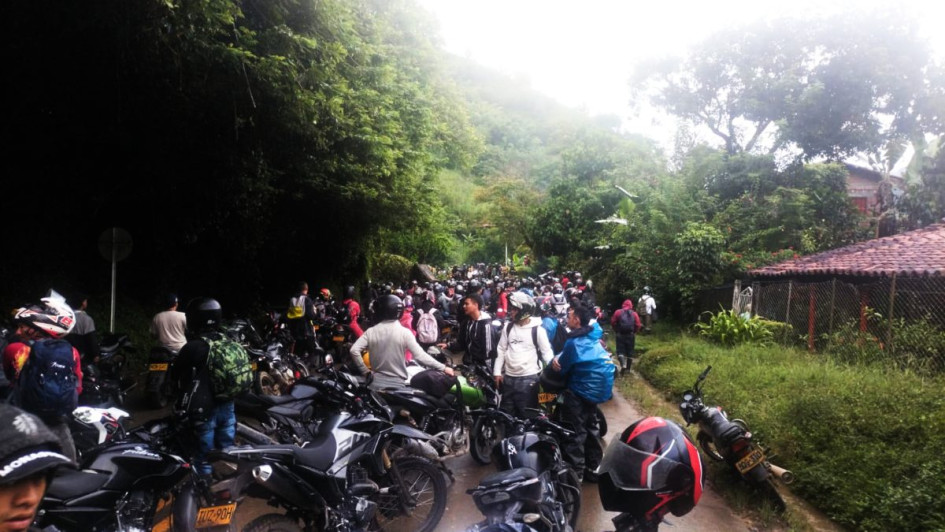 La vía que comunica Supía (Caldas) con La Felisa amaneció colapsada por un deslizamiento. Las motos se agolparon para cruzar el derrumbe. El Invías atiende la zona.