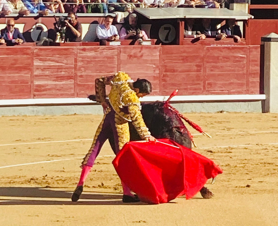 Derechazo de Emilio de Justo, triunfador este viernes en la Feria de San Isidro.
