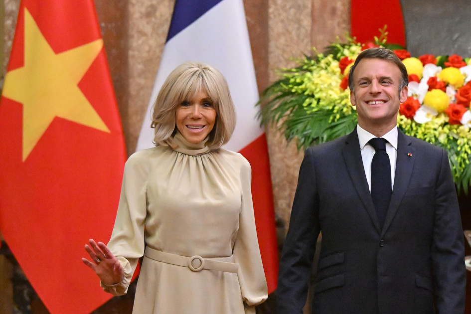 Emmanuel Macron y su esposa, Brigitte Macron, en Vietnam.