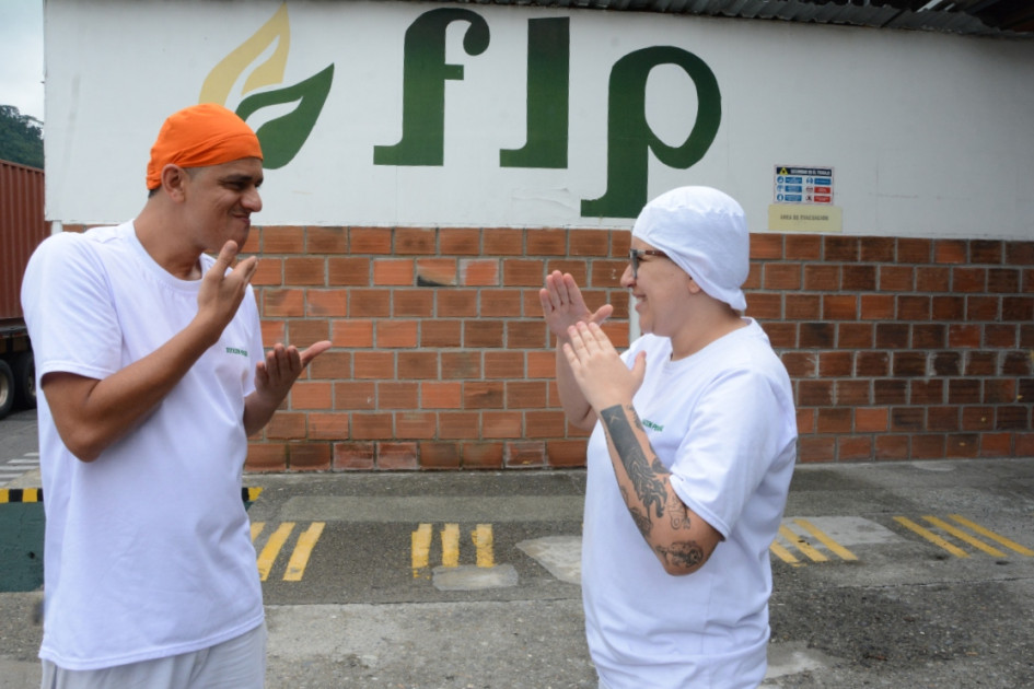 Un guiño a la inclusión laboral. Más oportunidades para las personas no oyentes pide Andrés Felipe Castro, quien encontró una chance en la empresa FLP, en Chinchiná. La sonrisa y el humor son sus idiomas.