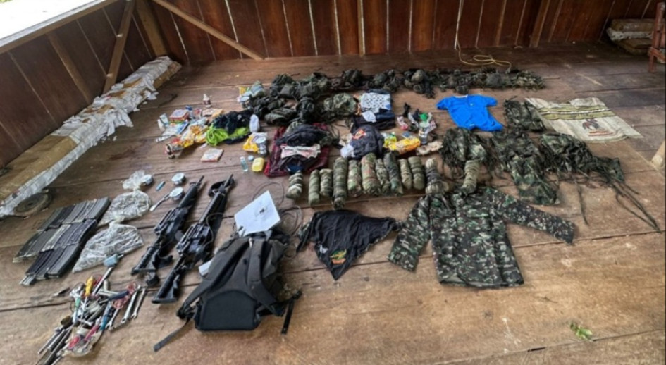 Las autoridades incautaron dos fusiles de guerra, 1.200 municiones, un equipo de comunicación satelital, 7.000 pesos colombianos (1.670 dólares o 1.500 euros), cinco mochilas y dos bidones de combustible.