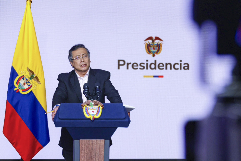 Fotografía cedida por la Presidencia de Colombia del mandatario colombiano, Gustavo Petro, durante una alocución televisada este lunes, en Bogotá (Colombia). Petro afirmó que la guerrilla del Ejército de Liberación Nacional (ELN), con la que su Gobierno congeló los diálogos de paz, cometió el error de seguir en la guerra y el narcotráfico, lo que consideró algo "triste".