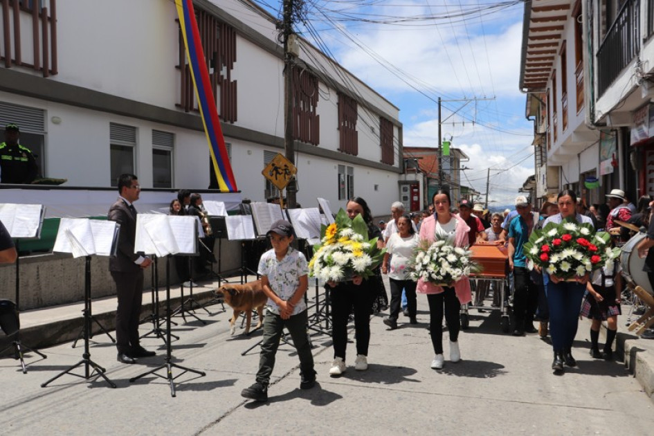 La calle tercera fue cerrada para el tránsito vehicular, pero el paso de un sepelio por esta vía, la única hacia el cementerio, obligó a que se abriera el paso.