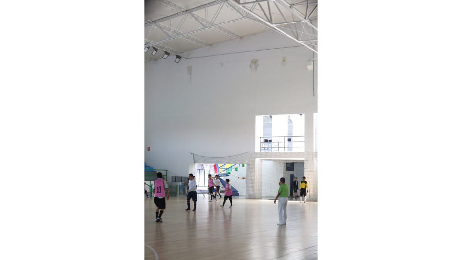 Las humedades que se ven en la parte alta de la cancha central del Coliseo Menor.