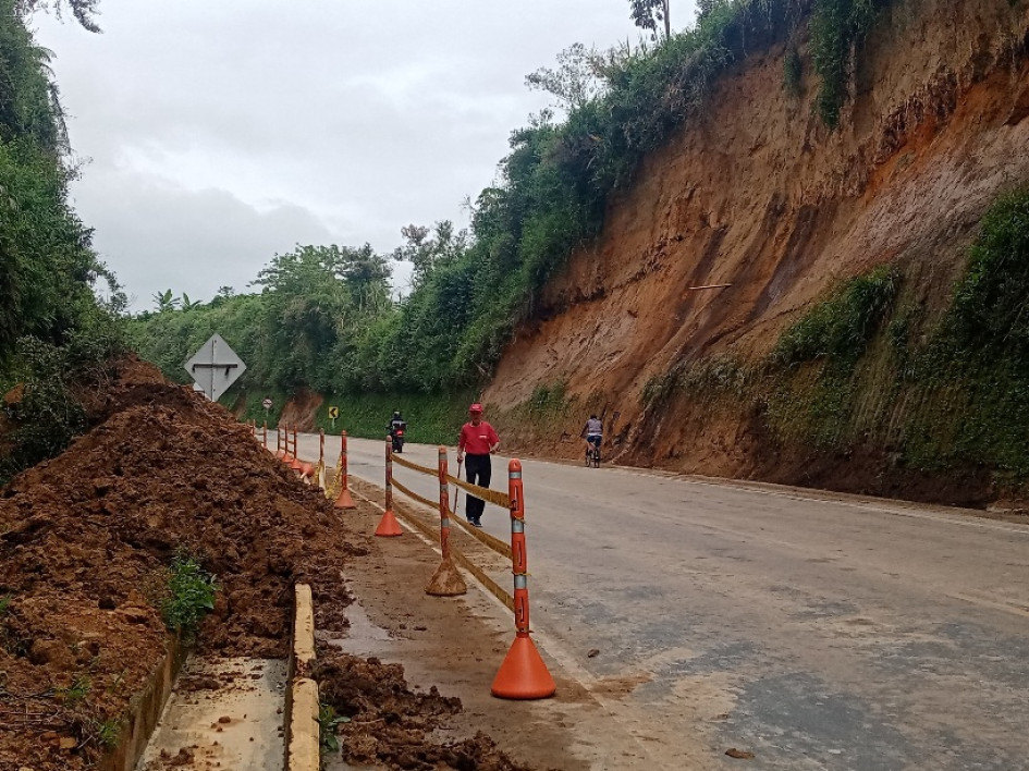 La doble calzada entre Manizales y Pereira se cerró desde la noche de este martes, luego de que un alud de tierra cayó en el sector de la variante La Paz, a la entrada de Chinchiná. El deslizamiento sepultó una motocicleta en la que se movilizaban dos mujeres, quienes fueron rescatadas con vida y trasladadas al Hospital San Marcos, donde reciben atención médica. En la madrugada de este martes fue habilitado de nuevo el tránsito.
