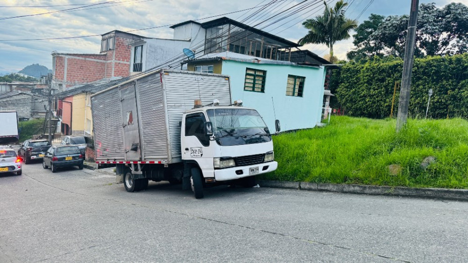 El carro camión que estaba parqueado en el barrio La Enea.