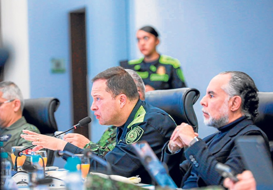 El director de la Policía Nacional, general Carlos Fernando Triana Beltrán, entre los oficiales amenazados. 