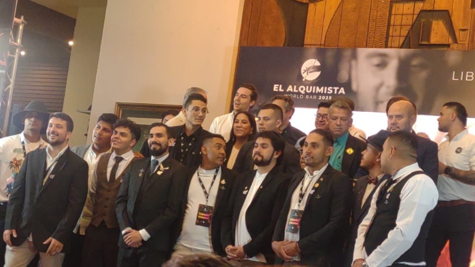 Foto | Cortesía Eliana Rincón | LA PATRIA   Los 16 participantes de El Alquimista World Bar 2025 durante la premiación. Hubo concursantes de Costa Rica, Estados Unidos, Perú, Ecuador y 11 departamentos de Colombia. 
