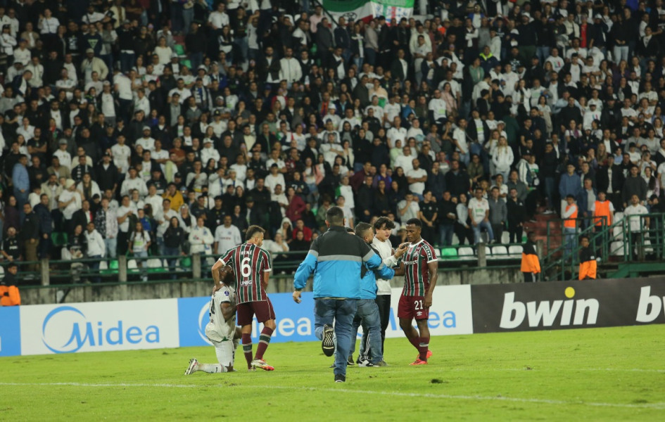 Por intento de invasión de la cancha en el partido contra Fluminense (foto) y otras conductas en el juego ante Millonarios, ambos por la Copa Sudamericana en Manizales, la Conmebol sancionó al Once Caldas.