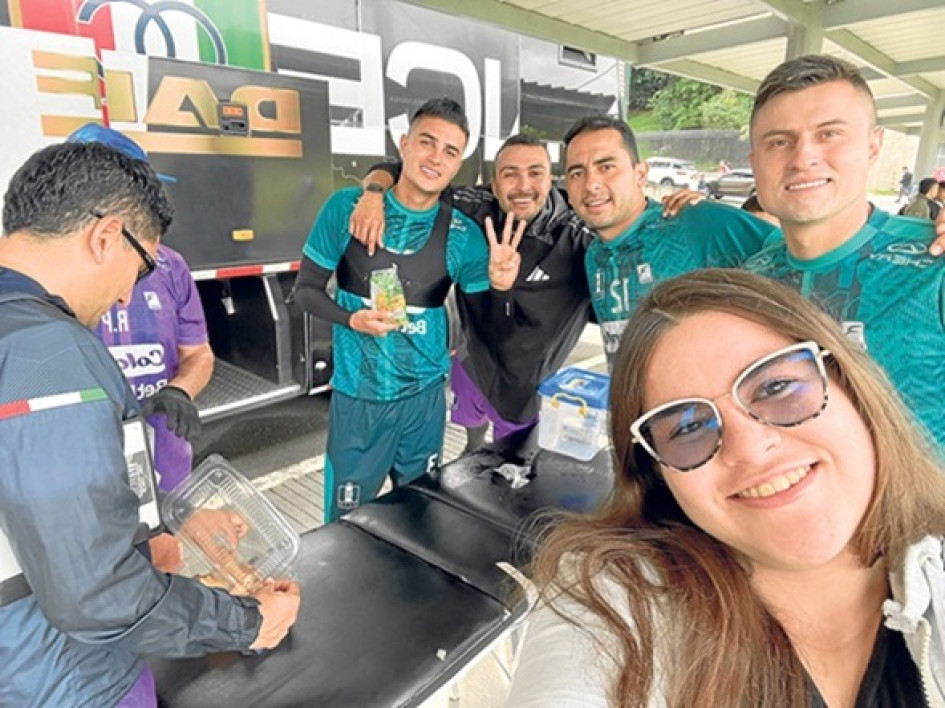 Jugadores del Once le compraron papas Foto | @alejas0406 | LA PATRIA