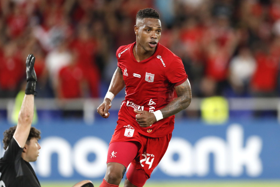 Jean Pestaña de América celebra un gol este martes, en un partido de la fase de grupos de la Copa Sudamericana entre América de Cali y Racing en el estadio Olímpico Pascual Guerrero en Cali (Colombia).