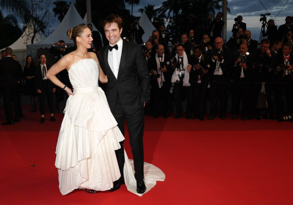 Robert Pattinson (d) y Jennifer Lawrence asisten al estreno de 'Die My Love' durante el 78º Festival de Cine de Cannes, en Cannes, Francia, el 17 de mayo de 2025.