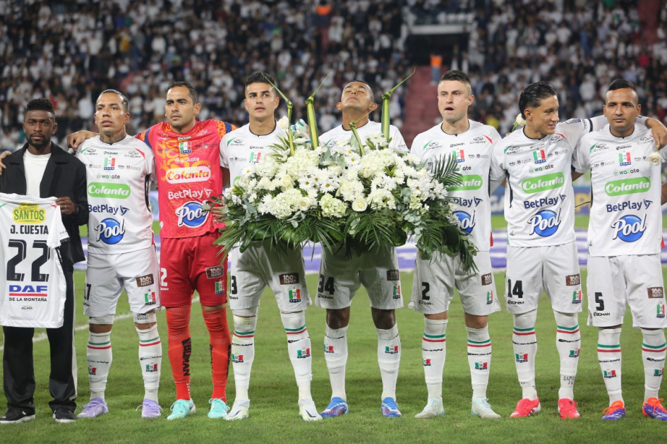 Juan David Cuesta (izq.) fue homenajeado por sus compañeros tras el fallecimiento de su madre. El lateral derecho regresó una semana después a la competencia y fue titular en el juego que el Once Caldas le ganó a GV San José para clasificar en la Copa Sudamericana.