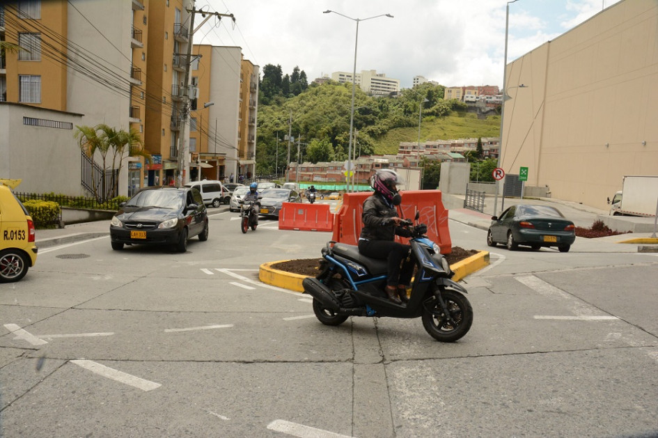 El taxista y el motociclista protagonizaron el enfrentamiento en el intercambiador vial de La Carola.