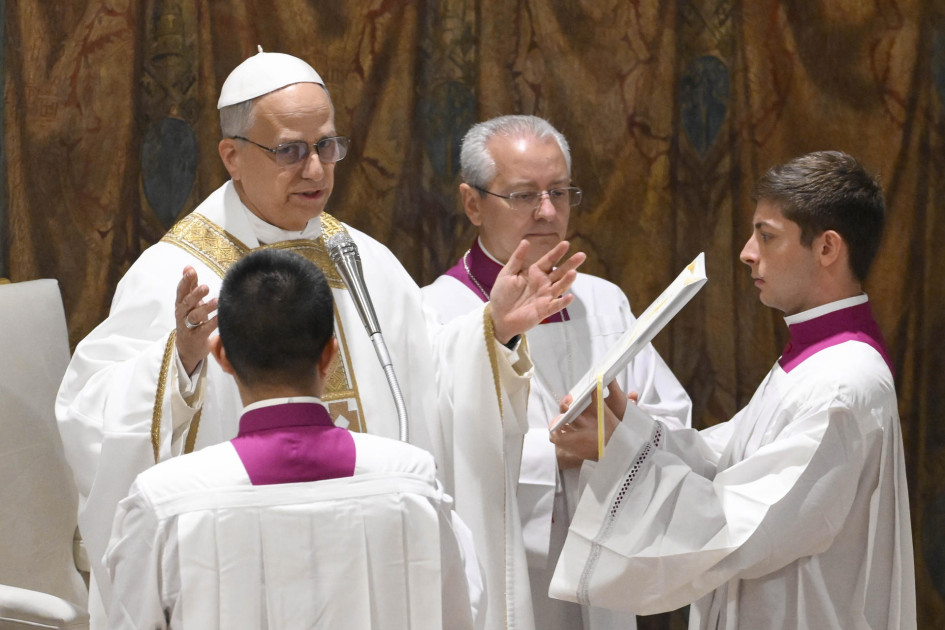 El papa León XIV oficia este viernes, su primera misa en la Capilla Sixtina ante los 133 cardenales que este jueves le eligieron en la cuarta votación en el cónclave.