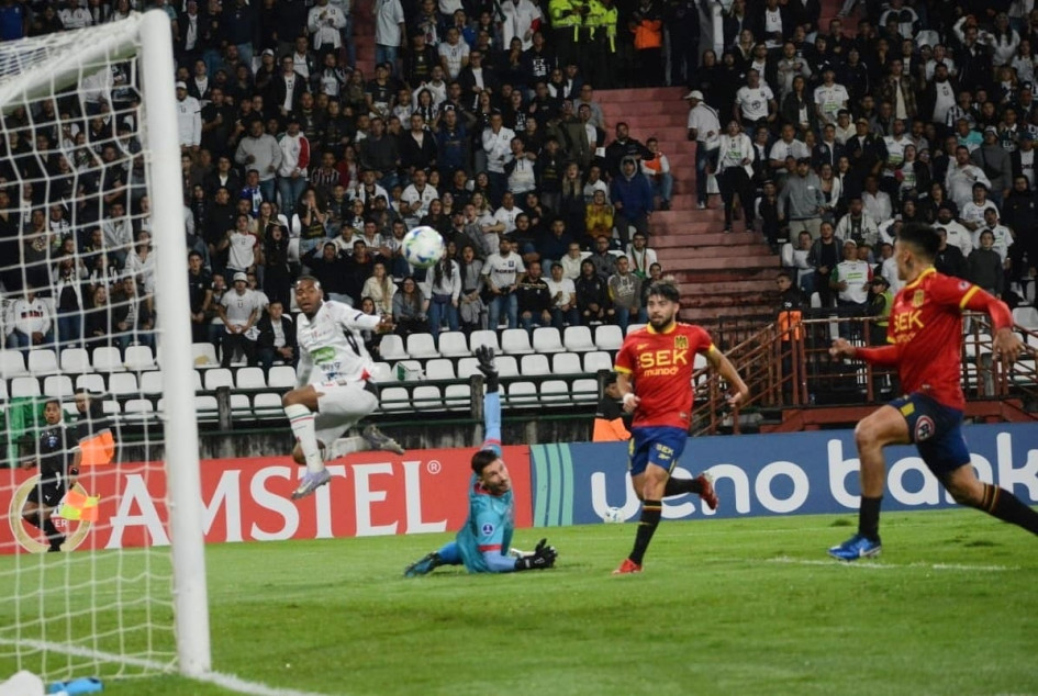 Luis Ángel Palacios, lateral derecho titular del Once Caldas en el partido contra Unión Española, marcó el único gol del partido, que le dio la victoria al local en el minuto 17.