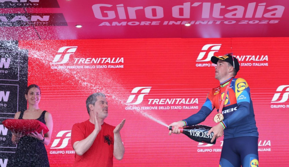La celebración de Mads Pedersen tras la victoria en la tercera etapa del Giro de Italia. 