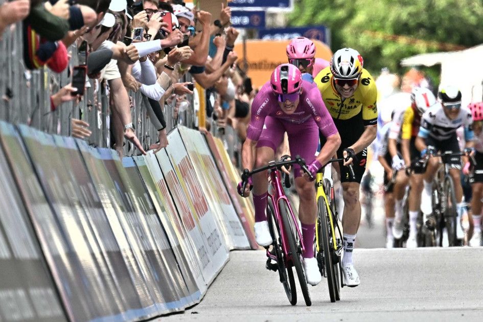 El danés Mads Pedersen se adelantó al belga Wout Van Aert para ganar la 13.ª etapa del Giro de Italia