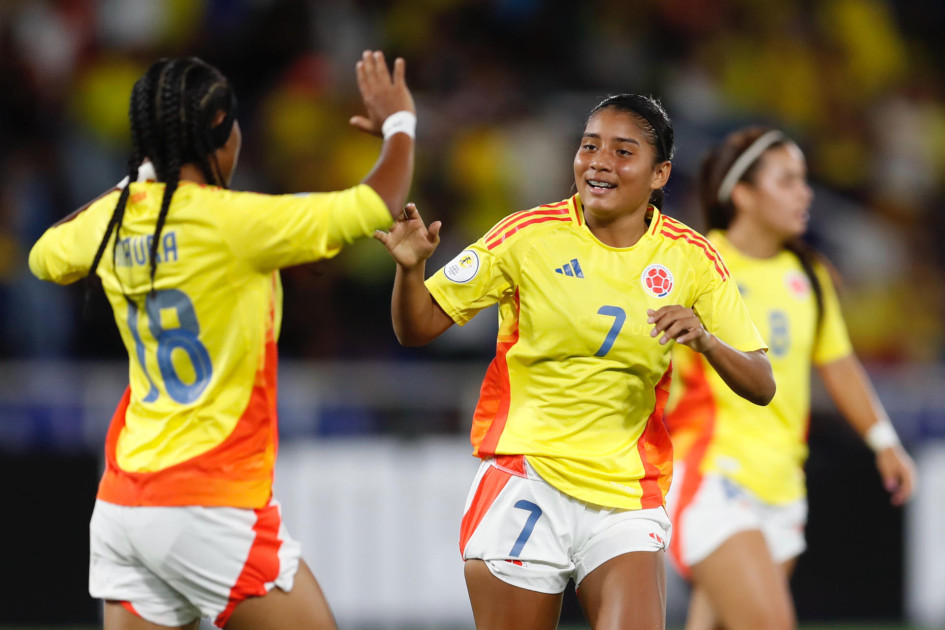 María Alejandra Baldovino (d) de Colombia celebra un gol este lunes, en un partido de la ronda final del Campeonato Suramericano Femenino Sub-17 entre las selecciones de Colombia y Perú en el estadio Pascual Guerrero, en Cali (Colombia).