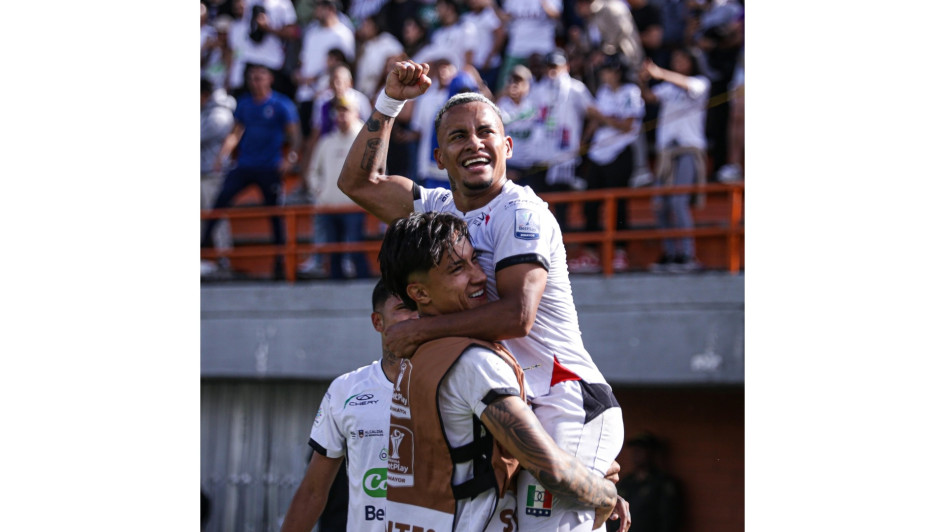 Michael Barrios celebra su gol ante Envigado, el que selló una victoria clave para el Once Caldas.