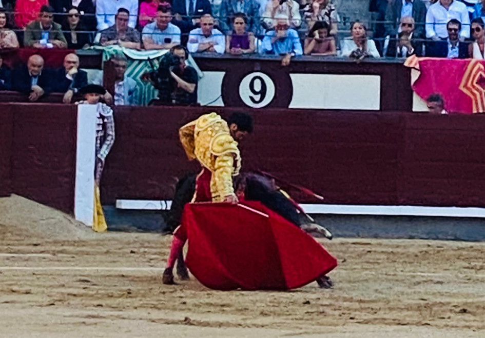 Muletazo de derecha de Morante de la Puebla, en la lidia del primer toro este miércoles (28 de mayo) en Las Ventas de Madrid.