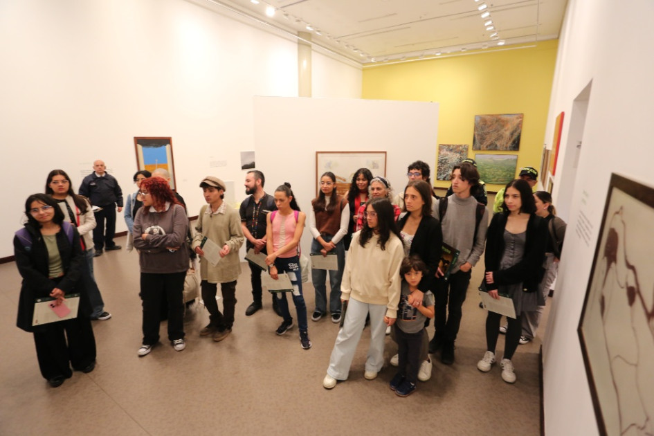 Según la organización, más de 2 mil personas visitaron las exposiciones en la Noche de los Museos. En la imagen un grupo visitando la exposición Miradas: notas a partir de la colección del Museo de Arte de Caldas, en el Banco de la República