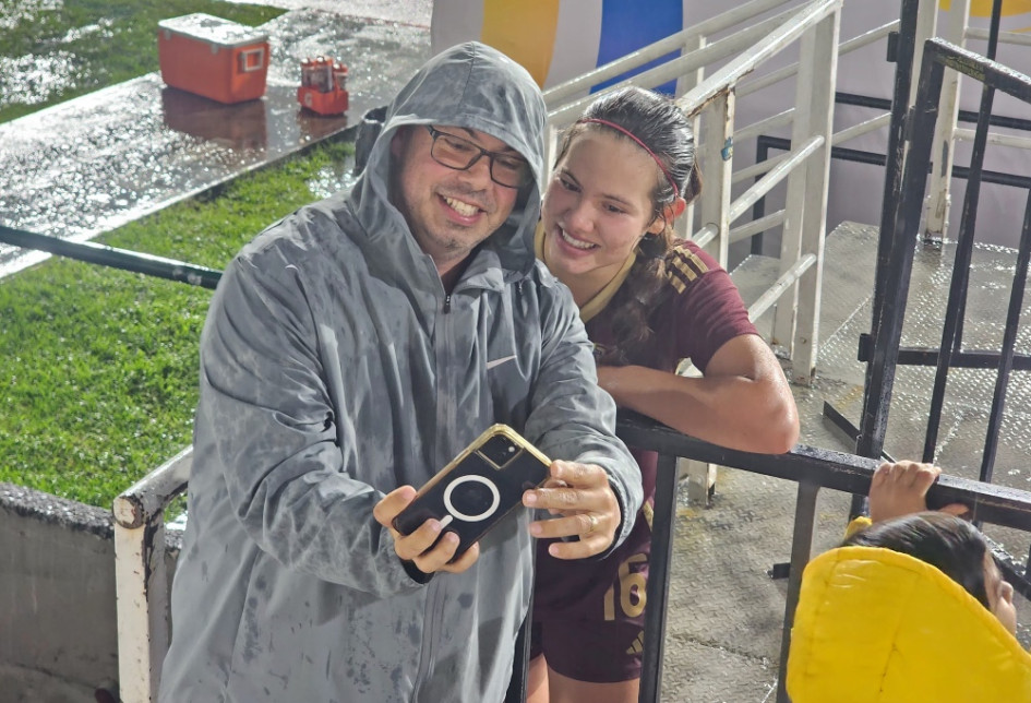 La selfie del recuerdo. La alegría de Nicola Gugliota con su hija Amanda luego del triunfo de Venezuela ante Paraguay en el Campeonato Sudamericano Sub-17 Femenino de Fútbol.