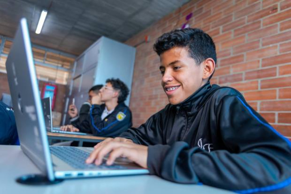 Foto I Cortesía Computadores para Educar I LA PATRIA  Computadores para Educar insiste en que la tarea de educar digitalmente no es exclusiva de las instituciones: es un compromiso que involucra a familias, docentes, comunidades y al propio estudiante.