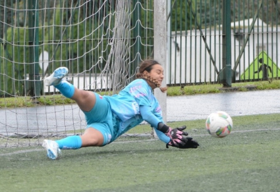 María Antonia Castro Hernández, la valla menos vencida en la Copa LA PATRIA Femenina de Fútbol. Acá, el penal que le atajó a una rival de Valientes.
