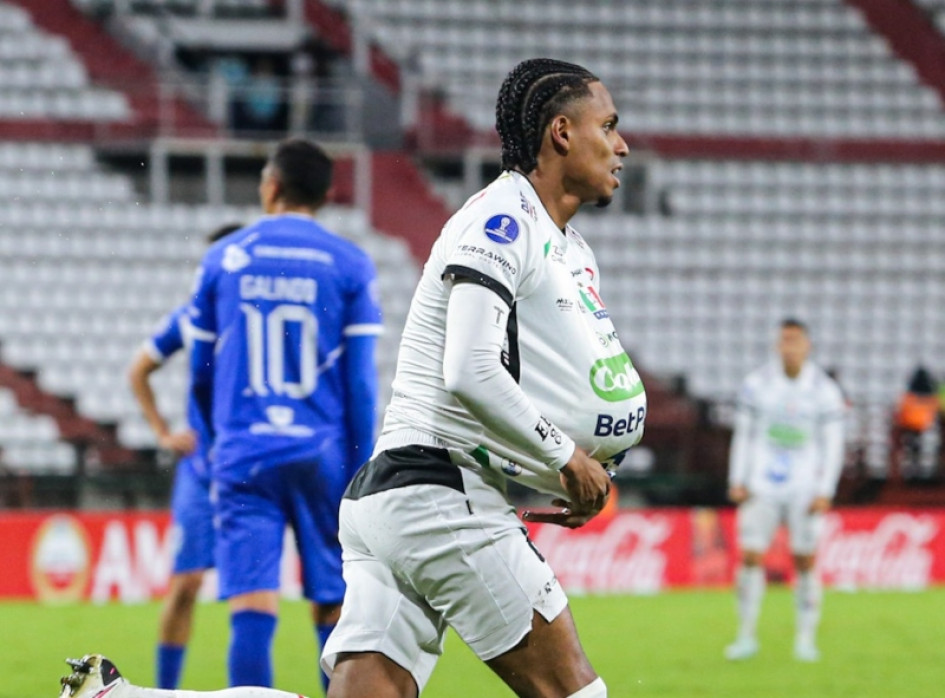 Esteban Beltrán corre emocionado para dedicarle su gol a María Alejandra, su novia, y a Aisack, el hijo que nacerá en tres meses. El 8 del Once Caldas marcó el 2-1 ante GV San José de Bolivia.