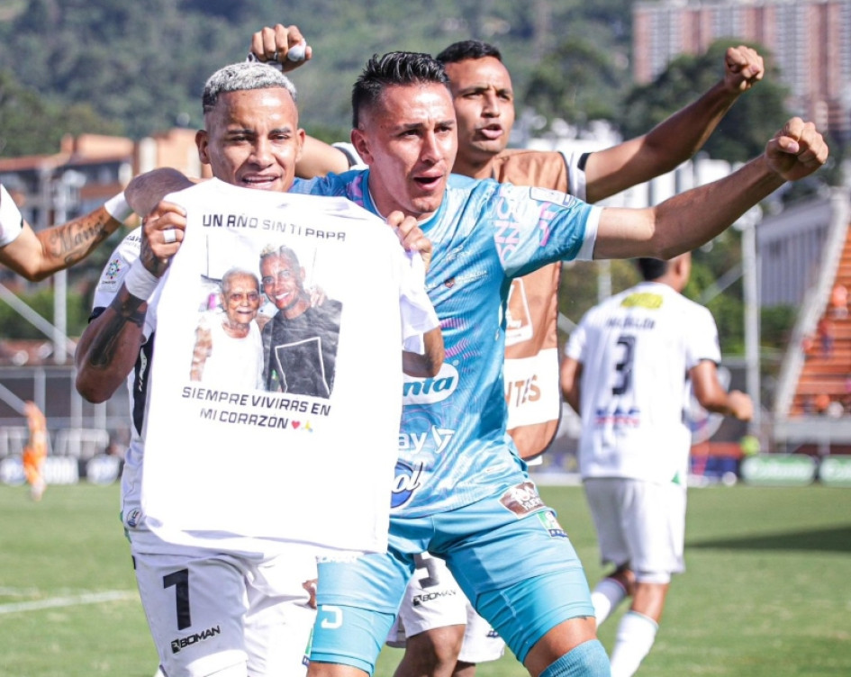 Michael Barrios (izq.) celebra con Joan Felipe Parra el gol que le marcó ayer a Envigado, con el que el Once Caldas le ganó 1-2 a Envigado, juego aplazado de la Liga. El equipo volvió al grupo de los ocho clasificados.