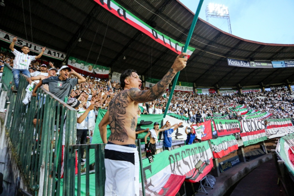 La celebración del equipo con la tribuna de norte. Jefry Zapata ondea la bandera del club después de la clasificación.