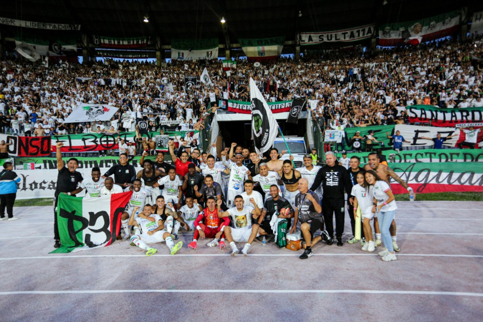 Tras la clasificación a los cuadrangulares de la Liga, la plantilla del Once Caldas celebró con la barra Holocausto Norte.