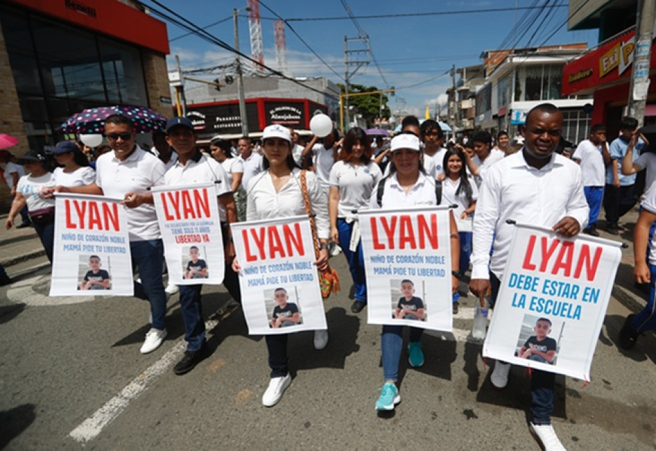 Foto / EFE / LA PATRIA  ​​​​​​​En Jamundí cientos de personas marcharon ayer para exigir la liberación de Lyan José Hortúa.