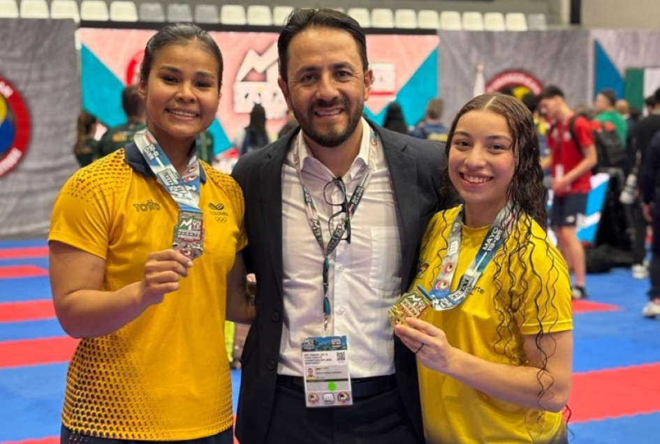 Shanne Torres, Édison Ospina (técnico) y Sofía Cárdenas, medallista en el Panamericano de Karate do en Monterrey (México).